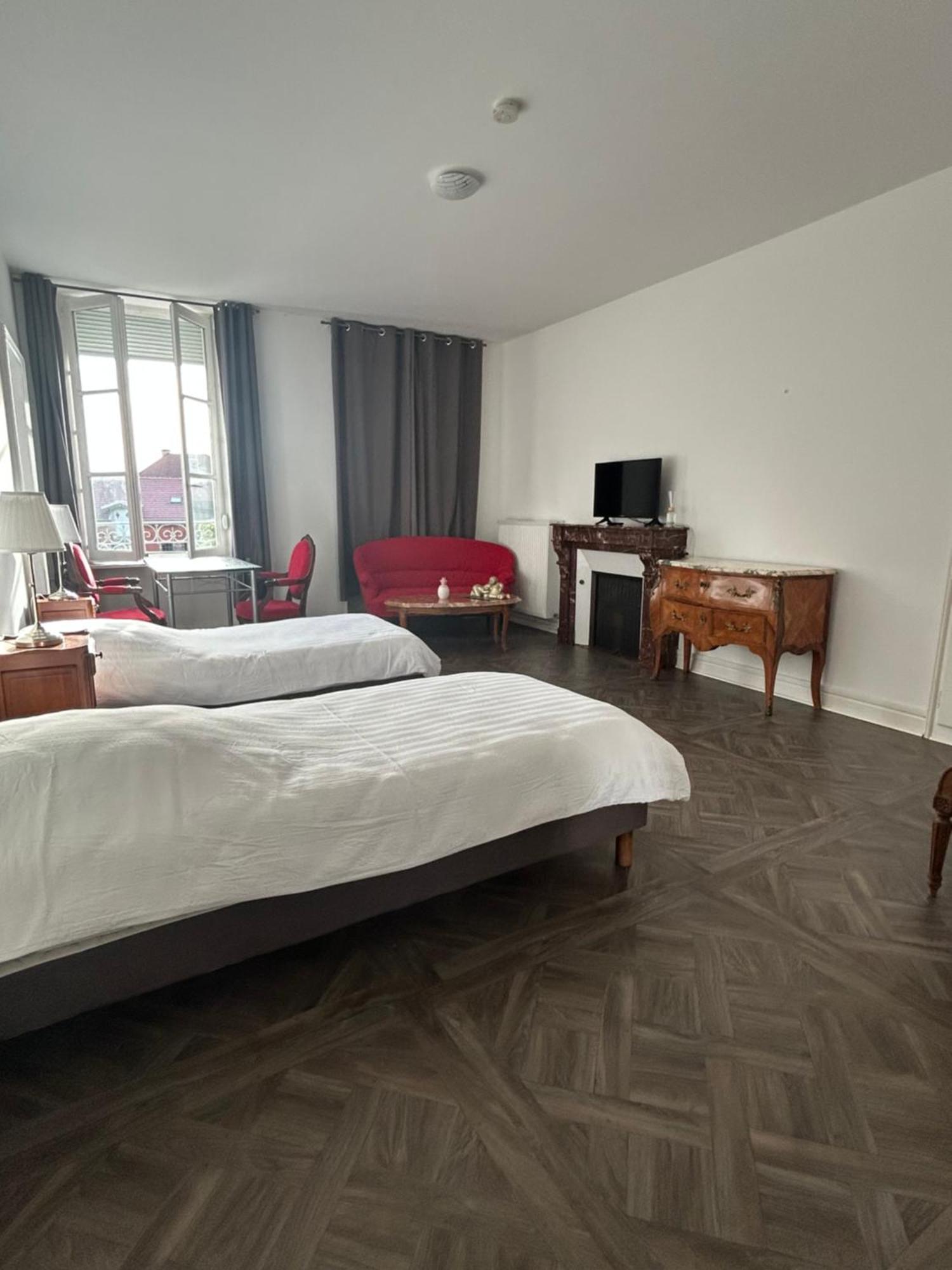 Le Napoleon Hotel ลุกซุยล์-เลส์-แบ็งส์ ภายนอก รูปภาพ